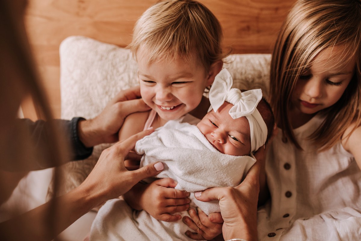 NEWBORN SESSION WITH SIBLINGS 4