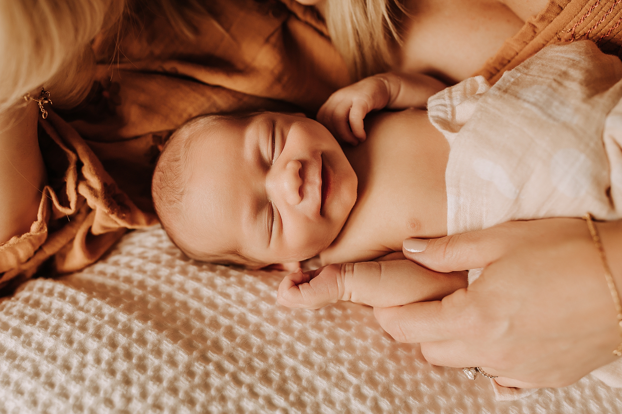 NATURAL NEWBORN PHOTOGRAPHER MILFORD MI