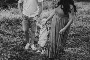MATERNITY PHOTOS WITH SIBLINGS MI
